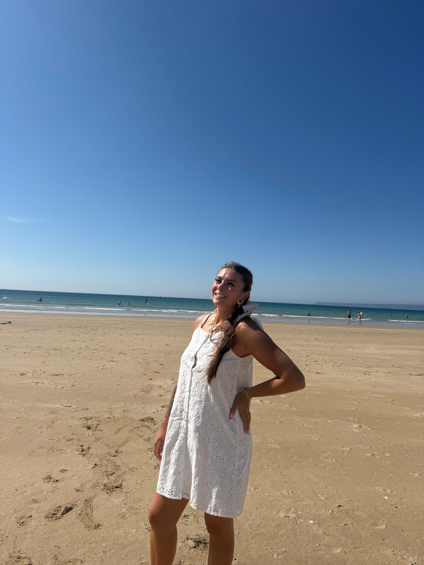 Robe brodée à noeuds