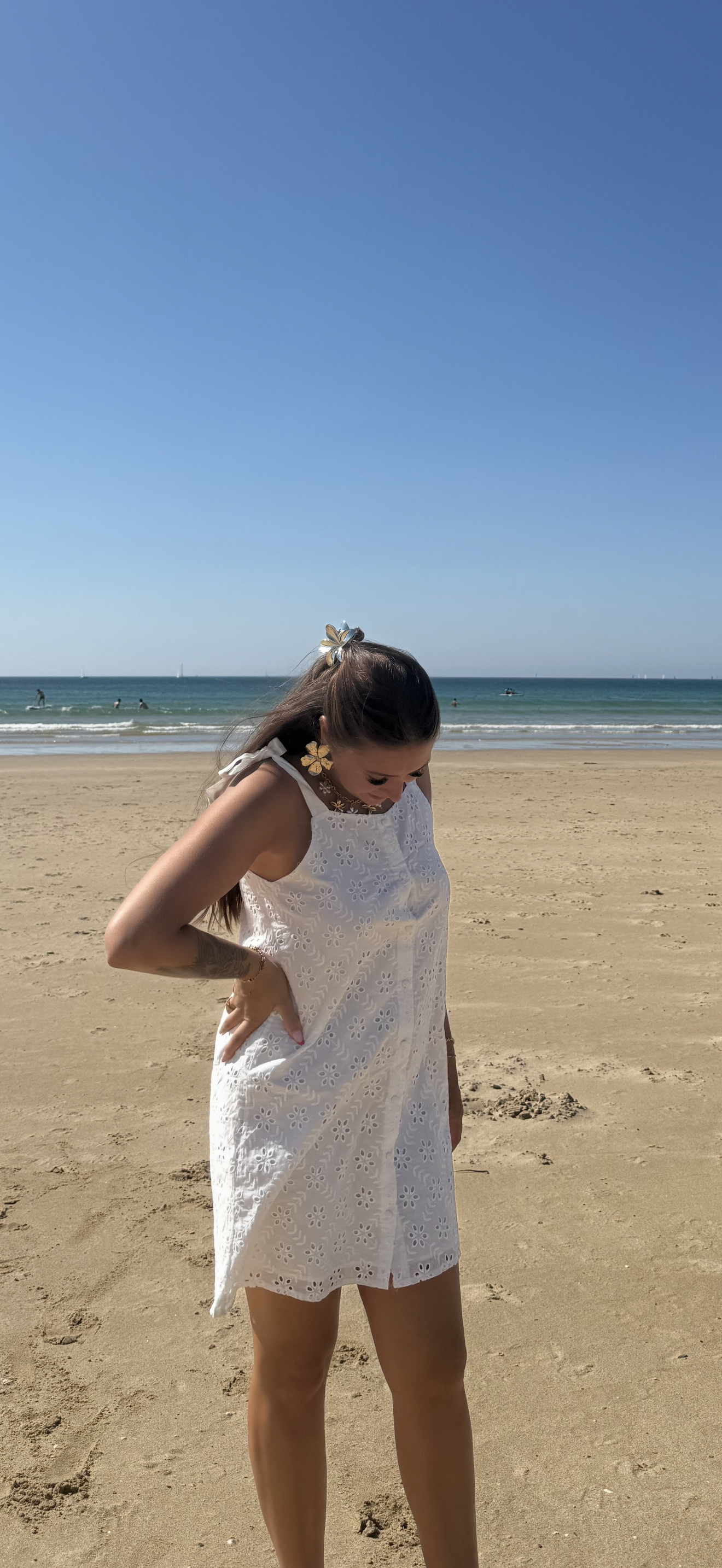 Robe brodée à noeuds